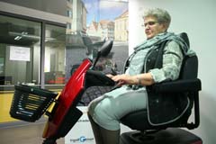 L&G Technik - Altstadträtin Maria Wagner (CSU) auf einem E-Scooter.