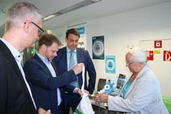 Weißer Ring - Monika Vieth packt eine Info-Tüte für Klinik-Geschäftsführer Sven Oelkers. Vorne OB Dr. Uwe Kirschstein, hinten Stadtrat Büttner.